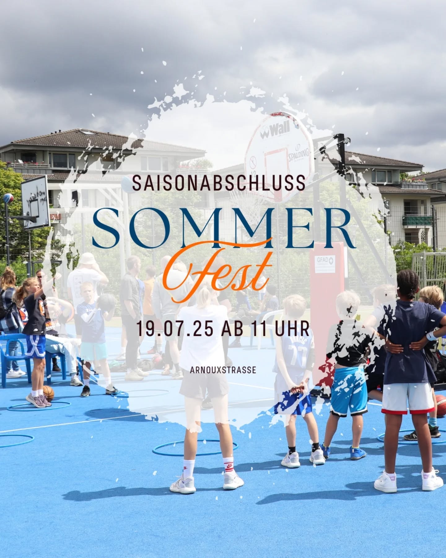 Am Samstag, den 19. Juli ist es wieder so weit:
Unser traditioneller Saisonabschluss rund um die Arnouxstraße steht an – und wie immer feiern wir gleichzeitig auch ein kleines Sommerfest! Freut euch auf spannende Skills-Challenges, bei denen es auch in diesem Jahr wieder um unsere Wanderpokale geht. Natürlich dürfen auch unsere besonderen Spiele nicht fehlen:
🎖️ „Teammate of the Year“
📈 „Most Improved Player“ Wir starten um 11:00 Uhr mit einer gemeinsamen Eröffnung, das geplante Ende ist gegen 15:00 Uhr. Wie in jedem Jahr wird es wieder ein Buffet geben – wir freuen uns, wenn ihr eine Kleinigkeit beisteuert! Und: Sollte uns die Sonne verwöhnen, bringt gerne auch Wasserpistolen zur Abkühlung mit! Wir freuen uns auf einen tollen Tag mit euch! #einheitpankowbasketball #pankowbasketball #sommerfest