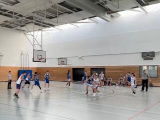 Saisonstart für die mu18-2.  Zuhause ging es in das erste Spiel der neuen Bezirksliga. Dass sich bei den Gästen ein paar Oberliga-Spieler in die Halle verirrt hatten - geschenkt. Der Druck der Gegner ist für uns ungewohnt und macht das erste Viertel schwer. Im Q2 steht dann unsere Defense deutlich sicherer. Hässlich, aber wirksam. Im Angriff können wir uns immer wieder belohnen.  Der Qualitätsunterschied der beiden Teams ist deutlich, doch wir probieren Neues und nehmen die Herausforderung über das gesamte Spiel an. Genau diese Einstellung ist unsere Stärke an diesem Tag: Das Team lässt sich keine Sekunde lang hängen. Am Ende eine deutliche Niederlage.  Der herausragende Team Spirit mach jedoch Lust auf mehr. Unsere Zeit wird kommen!