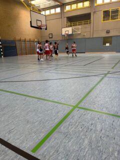 Mu10F  Am Sonntag ging es für unsere Jungs zum ersten Saisonspiel nach Hermsdorf. 
Unser Ziel war es, schnell zu spielen und gemeinsam viele einfache Körbe zu werfen. 
Die Jungs waren richtig heiß auf das Spiel verteidigten sehr gut, wodurch wir viele Bälle klauen konnten. 
Gemeinsam konnten wir viele tolle Würfe herausspielen und trafen davon einige.
Gerade in der zweiten Hälfte des Spiels zeichneten wir uns besonders dadurch aus, dass wir sehr viele tolle Assists spielten und somit alle von uns viele Körbe werfen konnten.