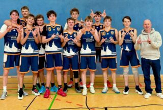 🔥 Saisonstart geglückt! 🔥  Unsere MU18-1 hat am Samstag auswärts beim RSV Eintracht Stahnsdorf das erste Saisonspiel bestritten – und direkt einen klaren Sieg geholt! 💙🧡💪  Man hat gemerkt, dass wir nach den letzten Wochen ohne richtiges 5 gegen 5 noch etwas rostig waren – langsam, unpräzise, manchmal stockte der Flow. Aber egal: Teamgeist & Einsatz haben das wieder rausgeholt! 🏀✨  Besonders stark: Durch den Spielverlauf konnten alle Spieler ordentlich Minuten sammeln – und gleich 10 Jungs haben sich auf dem Scoreboard verewigt 🔥💪 #teamwork  So kann’s weitergehen – wir freuen uns schon auf die nächsten Spiele! 💥  #einheitpankow #mu18-1#basketball #auswärtssieg