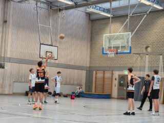 Spieltagsbericht U16-3  Am letzten Wochenende ist unsere mu16-3 in die Saison gestartet. Für fast alle war es das erste Spiel in der u16, für einige Spieler sogar das erste Spiel überhaupt. Abenteuer Kreisliga!  Wie erwartet ein recht holpriger Start. Vieles ist neu. Schnell nach vorn Spielen, strukturierte Offense im Halbfeld und dann macht der Gegner auch noch Druck bei den Abschlüssen. Die fehlende Erfahrung war deutlich sichtbar. Gastgeber Neukölln hatte hier einen deutlichen Vorsprung.  Die Pankower Jungs ackern sich durchs Spiel. Versuchen viel Neues und haben damit auch Erfolg. Immer wieder zeigt sich in gute Sequenzen das Spiel, das wir spielen wollen. Da geht also noch was. Der Gastgeber zeigt, wohin wir wollen. Diese Inspiration nehmen wir mit in nächste Training - und ins nächste Spiel. Immer weiter!