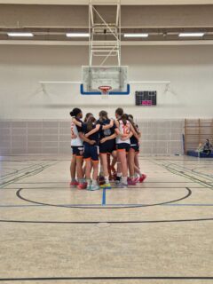 Wu14-1 vs Lok Bernau 
64:39  Mit 30 Minuten Verspätung starten wir am Sonntagnachmittag in die Partie gegen den aktuellen Tabellenletzten. Zurücklehnen können und wollen wir uns jedoch nicht. Wir legen mit intensiver Defense los und bereiten den Gästen vor allem im Ballvortrag immer wieder Probleme. In der Halbfelddefense wäre noch mehr Kommunikation wünschenswert, hier profitieren wir jedoch von der Bernauer Abschlussschwäche. Gleichzeitig lassen wir aber zu viele offensive Rebounds zu.
Offensiv schaffen wir es, neben Fastbreaks, auch immer wieder den Ball ganz gut laufen zu lassen.  Nach der großen Pause scheinen die Beine jedoch etwas schwer zu sein, sodass Bernau immer wieder mit einem Drive durchkommt bzw. nur noch mit Foul zu stoppen ist. Das spiegelt sich in deren Punkten für das Viertel wieder, bringt uns in Summe allerdings (noch) nicht in Gefahr, da wir im gleichen Maße zu Punkten kommen, wenn auch kein einziges Mal von der "Charity Line", was durchaus für Frustration bei den Pankowerinnen sorgt. Nach einem "Mädels, wir sind gut, richtet mal die Krone und lasst uns das hier ordentlich zu Ende bringen"-Huddle für das Seelenwohl, wird der Kampfgeist für die letzten 10 Minuten noch einmal mobilisiert: defensiv stehen und bewegen wir uns wieder besser und vorne wird guter Basketball gespielt.  #einheitpankowbasketball
#playlikeagirl🏀
#pankowbasketball #berlinbasketball #basketballspielerin
