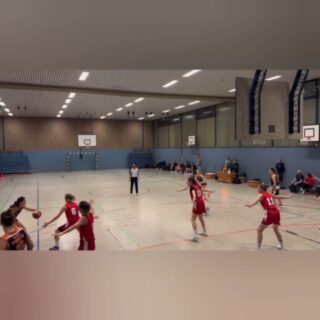 DaOL
Damen vs DBV Charlottenburg 58:57  Was macht man lieber als an einem Sonntagabend im tiefsten Westen in einer kalten Halle abzuhängen ... richtig: nichts. Wir wollten im Vorfeld natürlich nicht unken, aber da in der letzten Saison beide Spiele in die Verlängerung gingen, konnten wir uns scherzhafte Kommentare in diese Richtung nicht verkneifen.  Jedoch ganz von vorne und Beginnen wir zunächst beim "Abhängen": dem Tablet war es nämlich auch zu spät und zu kalt, sodass es bei jeder Eingabe im Schneckentempo agierte und vor allem jede Auswechslung zu einer Geduldsprobe wurde. Zusätzliche Situationen mit Klärungsbedarf führten dazu, dass zu keinem Zeitpunkt sowas wie Spielfluss entstehen konnten.  Das Spiel starte ausgeglichen, jedoch verloren wir nach 6 Minuten in der Defense den Zugriff und produzierten selbst überhastete Fehler wodurch wir etwas den Anschluss verloren. Motiviert das wieder auszubügeln, erhöhte wir im zweiten Viertel den Druck und konnten mit einem 10:0 Run das Spiel wieder in die Waage bringen.  So vergingen 120 Minuten für die reguläre Spielzeit. Kein Team konnte sich entscheidend absetzen. 2:40 Minuten vor dem Ende lagen wir mit -5 hinten. In der letzten Auszeit besannen wir uns noch mal auf unsere starke Defense und dass noch genug Zeit sei, die Punkte aufzuholen. Tatsächlich fiel noch ein Hookshot aus der Zone und es waren nur noch -3.
Noch 12 Sekunden, unser Einwurf an DBVs Baseline. Wir bekommen den Ball direkt unter dem Korb rein. Lay Up. Pfiff, der Ball tanzt auf dem Ring... and one. 51:52. Freiwurf. Der sitzt.
DBV hat noch 8 Sekunden Zeit einen Wurf los zu werden. Ein Dreier soll es sein. Block. ... Overtime!  Es dauerte etwas bis nun die nächsten Punkte fielen. Dann 6:0 Run für uns. 1 Minute noch zu spielen. Es fühlte sich schon entschieden an. Aber DBV gibt nicht auf. Nach zwei schnellen Körben spielen sie stop the clock. Erst nach dem 3. Foul kommen wir endlich an die Linie, können aber nicht verwandeln. Dann der Fauxpas: Foul von uns und die Möglichkeit zum Ausgleich. Zum Glück ist nur ein Wurf drin. Gerangel um den Rebound. Ausball. Pankow Ball. Letzte Auszeit. Ball sicher reinbringen. Game.
Nach 2:40 h.