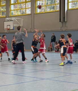 mU11F:  VFB Hermsdorf vs. Einheit Pankow
Am vergangenen Sonntag machte sich unsere u11F auf den Weg nach Hermsdorf zum 1. Auswärtsspiel der Saison. Unsere Jungs starteten hochmotiviert in das Spiel und machten es den Gegner durch viel Druck am Ball extrem schwer ins Spiel zu finden. Auch in der Transition konnten wir immer wieder schnell den Ball nach vorne passen und uns dafür mit freien Korblegern belohnen. In einem spaßigen und schnellen Spiel konnten wir 6 Achtel für uns entscheiden und sehr zufrieden mit der eigenen Leistung wieder nach Hause fahren.
