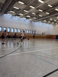 mU16.1 LL
Die mU16.1 spielte am Samstagmorgen gegen den Tabellenletzten Alba Berlin 4. Trotz Training am Abend davor sind wir von Anfang an da und erabeiten uns so, einen klaren Vorsprung von 13 Punkten im ersten Viertel. Die nächsten beiden Viertel verwalten wir den Vorsprung, während es uns in der Offense teilweise schwer fällt unsere körperlichen Vorteile auszuspielen und wir in der Defense nachlässig werden. Am Anfang des 4.Viertels bekommen wir diese Nachlässigkeiten zu spüren, sodass unsere Führung auf 9 Punkte schrumpft. Die letzten 5 min konzentrierten wir uns wieder und forcierten mit unserer Spielweise nicht nur einen 10:0 Lauf sondern auch ein Timeout der Gäste. Die verbliebenen Minuten änderten allerdings auch nichts mehr am Ausgang des Spiels. So endete das Spiel mit einem deutlichen Sieg für die U16.1. Einheit Pankow 1 72:51 Alba Berlin 4