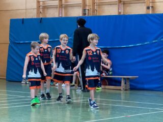 mU9F: Einheit Pankow vs. Friedenau Am sehr frühen Samstagmorgen wurde unsere U9 extrem freundlich im weit entfernten Friedenau empfangen. Doch ganz anders als erwartet zeigten wir zum Tipoff um 9 Uhr gar keine Anzeichen von Müdigkeit, und es entwickelte sich ein superschnelles Basketballspiel, bei dem es munter hoch und runter ging. Unsere Ziele vor dem Spiel waren, den Ball so oft es geht im Fastbreak nach vorne zu passen sowie nach einem Ballgewinn sofort alle Gegner einzufangen und druckvoll zu verteidigen. Gerade bei unserem zweiten Ziel haben die Jungs in der bisherigen Saison große Probleme gehabt. Diesen Samstag haben sie aber einen großen Schritt in die richtige Richtung gemacht und eine riesige Verbesserung in diesem Bereich gezeigt. Auch schön zu beobachten war, dass sich immer mehr Jungs trauen, ihre Gegner im 1-gegen-1 zu attackieren und so Vorteile für ihr Team zu kreieren. Auch unsere Gegner aus Friedenau zeigten immer wieder schöne Aktionen, gerade im Passspiel. Somit waren sich nach dem Spiel sowohl Heim- als auch Auswärtstrainer einig, dass es ein in allen Belangen gelungenes Mini-Spiel an diesem frühen Samstagmorgen war.