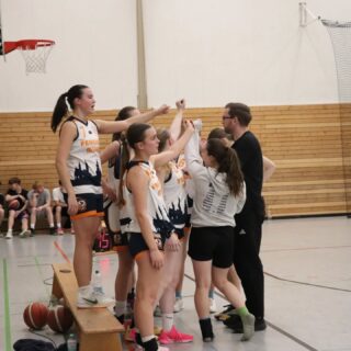 wu18 vs. Pfeffersport - 69:42  Am 11.12.2025 sicherte sich unsere wu18 den 4. Sieg im 4. Saisonspiel und die Tabellenführung gegen eine überraschend starkes (weil schnelles) Team aus Prenzlauer Berg.  Das 1. Viertel begann mit physischer und mentaler Dominanz, die sich mit einem 17:0-Run auch auf dem Scoreboard manifestierte. Besonders Lena und Elda konnten sich durch konsequentes Attackieren auszeichnen. Wir waren zufrieden, es schien ein entspannter Abend zu werden. Stand: 19:4  Im 2. Viertel kam Pfeffersport besser ins Spiel. Wir halfen leider kräftig mit, waren nicht mehr wach und weniger aggressiv. Unsere Hilfe war jetzt oft zu spät. Auch im Rebound wurde weniger gearbeitet. Wir wirkten „satt“. Rächte sich der gute Start jetzt? Für den Coach galt es in der Halbzeitpause das Feuer wieder zu entfachen. Das Viertel ging 16:14 an Pfeffersport. Stand: 34:20  Das 3. Viertel begannen wir mit neuem Fokus und hoher Intensität. In der Defense waren wir wieder da, klauten Bälle und holten Rebounds. Hier konnte sich Mira defensiv auszeichnen. Offensiv war die Durchschlagskraft zurück. Lili und Lotta rissen Lücken und sorgten für unser typisches Pankow-Power-Play. Das Spiel war jetzt richtig gut anzusehen, auch weil sich Pfeffersport durch ihr gutes Fastbreakspiel im Game hielt. Das Viertel ging mit 17:14 an Pankow. Stand: 51:34  Das 4. Viertel war zunächst zäh. Nach 6 schnellen Punkten für Pankow fielen 5 Minuten lang keine Punkte. Es brauchte ein schönes Get-Play von Lena für die Wende. Ein 12:0-Run folgte und entschied das Spiel. In der Phase bekam unsere Geburtstagskapitänin Lina das Ruder in den Griff. Sie dominierte durch geschicktes Finishing und einen Monster-Block in Transition, der kurz LeBron James-Vibes in Pankow versprühte. Das Viertel gewannen wir mit 18:8.  Fazit: Ein wichtiger Sieg im ersten echten Test dieser Saison, bei dem wir allen wertvolle Erfahrung mitgeben konnten.  #playlikeagirl🏀 #pankowbasketball #einheitpankowbasketball #berlinbasketball