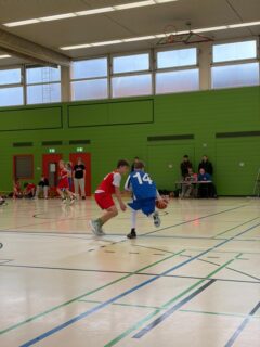 Mu14-Bezirksliga gegen VFB Hermsdorf  Am frühen Sonntag ging es für unsere Mu13 nach Hermsdorf. Während die frühe Uhrzeit dem Coach und allen anderen zu schaffen machte, waren die Pankower Jungs hellwach. Man hatte das Ziel, richtig intensiv zu verteidigen und schnell zu spielen. Das ging auch sofort auf. Wir konnten durch unsere körperliche aber faire Defense viele Steals holen und die schnellen Angriffe brachten uns zu einer schnellen und deutlichen Führung. Als unsere Gegner ebenfalls richtig ins Spiel kamen, war unser Ziel, vor allem gemeinsam durch Kommunikation auf dem Spielfeld Vorteile herzustellen. Das klappte sehr gut und wir spielten unserer Vorteile super aus, was uns auch zu einigen Dreiern führte. 
Alle hatten Spaß und sind besser geworden, also ein gelungener Abschluss vor den Weihnachtsferien. 
Jetzt erstmal als Tabellenführer ab in die Pause und Neujahr dann wieder angreifen.  Schöne Weihnachten euch allen!