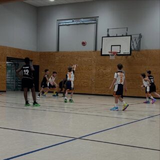 Spielbericht U12 2  Unsere U12 2 empfing am vergangenen Samstagabend um 18:00 in der Landesliga den TSC Spandau. Trotz des späten Tip-Offs waren wir von Anfang an hellwach und konnten unsere Gegner überrennen. Vor allem in der ersten Hälfte verteidigten wir extrem intensiv und übten viel Druck auf den Ball aus. Auch bei den Rebounds schafften wir es unseren Gegner keine Chance zu lassen. Somit ging die erste Hälfte ziemlich deutlich (65:13) an uns. Nach der Pause nahmen wir uns vor, unsere Spielweise ein wenig umzustellen, wodurch wir neue Lösungen in der Offense finden wollten. Dies gelang uns gegen Ende des Spiels richtig gut, wodurch wir uns viele schöne Würfe erspielen konnten. Am Ende gewannen wir das Spiel mit 126:31.