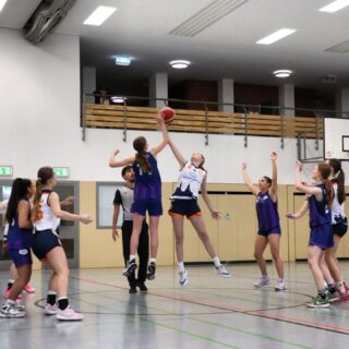 Wu16-OL 
Dezember Recap (ALBA, CITY, BERNAU)  Besser spät als nie: zum Ende das Jahres versuchen wir in der wu16 die Saison noch mal anlaufen zu lassen. Nachdem wir Verletzungsbedingt viele Spiele verschieben mussten, stiegen wir mit einem Spiel gegen ALBA 2 wieder ein. Ohne Rhythmus aus vergangenen Wochen lief das Spiel nicht nach unseren Vorstellungen und wir mussten uns 66:78 geschlagen geben.  Ein vermeintlich leichterer Gegner folgte am vergangenen Sonntag mit City. Hier wurden wir mit nicht ganz so viel Druck konfrontiert und konnten mehr unser eigenes Spiel aufbauen. Auch wenn es zwischendurch Punkte-Durststrecken gab, in denen wir den Ball wenig laufen ließen und als Lösung nur das überhastete 1x3 fanden, kam City zu keinem Zeitpunkt in so einen Lauf, dass das Spiel, indem wir von Beginn an führten, zu kippen drohte. Ein 24:9 im 3. Viertel entschied die Partie dann auch vorzeitig: 69:40  Als kleines Weihnachts"event" fuhren wir am Dienstagabend zu unseren WNBL-Partner:innen nach Bernau. Verletzungsbedingt war deren Kader in der Leistungsspitze leider geschwächt,  sodass schon nach den ersten Minuten klar wurde, wer das Spiel kontrollierte. Wir nutzten die Chance und ließen "die zweite Fünf" in verschiedenen Konstellationen sich ausprobieren: Zeitweise standen wir auch komplett mit wu14 auf dem Feld.
Insgesamt war schön anzusehen, wie es uns gelang den Ball zu teilen und laufen zu lassen. Das Ergebnis war am Ende zweitrangig.  #einheitpankowbasketball
#playlikeagirl🏀 #pankowbasketball #berlinbasketball