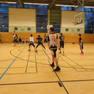 Am Valentinstag gastierte die mU16.1 bei den Tigers.
Wir starten in eine sehr ausgeglichene Hälfte, die am Anfang von undurchdachten Angriffen geprägt wurde. Wir brauchen zu lange um die Trigger zu finden und zu spielen, die uns Vorteile bringen. Ein Timeout später läuft die Offense deutlich flüssiger und wir finden unseren Rhytmus.
Auf der anderen Seite des Courts sind wir bis kurz vor Ende der ersten Hälfte zu passiv und geben nicht Vollgas. Eine halbherzige Defense führt dazu, dass die Gegner ihren Rhytmus finden und uns drei 3er in Folge einschenken.
Beim Stand von 39:30 wirdden Jungs klar, man muss auf beiden Seiten des Spielfelds ackern.
Gesagt getan, Halbzeitstand 39:41 für uns. In der zweiten Halbzeit sind wir von Anfang an druckvoll in der Verteidigung und provozieren viele Turnover. So bauen wir unseren Vorsprung auf 11 Punkte aus und beenden das 3. Viertel mit einem soliden Puffer.
Das 4. Viertel verwalten wir unsere Führung gut. In der Crunchtime haben wir uns nochmal von der Hektik der Gastgeber anstecken lassen. In diesen Situationen müssen wir noch abgebrühter werden und die Zeit runterspielen.
Dennoch verabschieden wir uns mit 69:85 und dem verdienten Sieg in der Tasche aus Kreuzberg.
