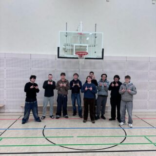 Am vergangenen Sonntag hatte unsere mu18-2 das Team von Alba Gropiusstadt zu Gast. Mal wieder werden wir mit größeren Gegenspielern konfrontiert, doch haben nur fünf Junior-Albatrosse den Weg in den Berliner Norden gefunden. Unser Spielplan war klar: Druck machen und Gas geben. Schnell den Ball spielen, so dass wir gar nicht in die Verlegenheit kommen, gegen deren Zonen-Verteidigung spielen zu müssen. Zu Beginn klappt das sehr gut. Mit unserer aggressiven Defense überraschen wir Alba und gehen schnell in Führung. Mit den ersten Wechseln kommen wir etwas aus dem Rhythmus. Gerade in der Defense machen wir es den Gästen zu leicht. Nach den ersten zehn Minuten führen wir 15:10. Im zweiten Viertel schaffen wir es wieder, unser Spiel zu spielen. Unsere Defense lässt den Gästen selten Chancen. Auch am Brett wird intensive verteidigt. Das verschafft und gute Ballbesitze, die wir durch schnelles Umschalten zu erfolgreichen Abschlüssen bringen können. Alba wirkt in dieser Phase schon sehr müde. Mit 15 Punkten Vorsprung geht es in die Pause. Ziel für die zweite Hälfte war es, alle Pankow-Spieler aufs Scoreboard zu bekommen. Das führt immer wieder zu Chaos im Halbfeld und bringt dazu Alba immer wieder ins Spiel. Entsprechend gehen wir mit neun Punkten Vorsprung ins letzte Viertel. Hier geben wir zu Beginn Vollgas und zeigen den Gästen das wahre Kräfteverhältnis. So spielen wir uns eine 17 Punkte-Führung sechs Minuten vor Ende heraus. Schönes Ergebnis, doch wir müssten halt weiter Basketball spielen. Aus irgendeinem Grund, machen wir das nicht. In der Offense fällt fünf Minuten für uns kein Korb. Viel zu oft versuchen wir uns in wilden Einzelaktionen, die dann an drei Alba-Spielern scheitern. Die unnötig häufigen Ballverluste führen auf der anderen Seite zu leichten Punkten der Gäste. So schaffen diese nach einem 17:0-Lauf eine Minute vor Ende den Ausgleich. Hier schaffen wir es wieder, den Schalter für Intensität zu finden. Wir halten Alba von unserem Korb fern, Spielen aggressive Defense, holen uns Bälle und finden Lücken in der Abwehr. So spielen wir uns zu einem 64:60-Sieg.