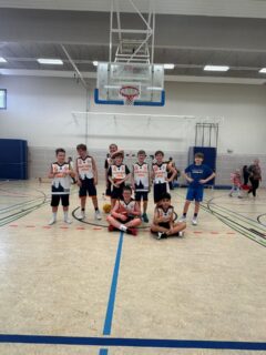 Mu12-3 vs BBC 90 Köpenick 
101:54  Heute war BBC 90 Köpenick bei uns zu Gast. Wir hatten uns für das heutige Spiel vorgenommen, dem Gegner die starke Hand wegzunehmen und sie zu zwingen, mit ihrer schwachen Hand zum Korb zu ziehen. Das konnten wir phasenweise auch gut umsetzten. Anfangs punkteten beide Teams gleichmäßig. Auch wenn unsere Offense noch sehr von Einzelaktionen behaftet war, konnten wir uns nach und nach immer weiter absetzen. Zum Schluss ließen Defense und Puste leider etwas nach. Trotzdem konnten wir das Spiel am Ende souverän 101:54 gewinnen.