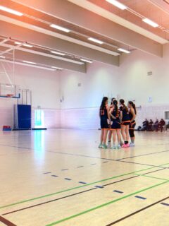 Wu14-1 vs Friedenauer TSC
86:55 Am vorletzten Spieltag der Hauptrunde trafen wir auf ein Team, gegen das wir diese Saison aufgrund der Aufteilung in der Hinrunde noch nicht gespielt hatten. Wir starteten wegen personeller Änderungen mit etwas veränderter Aufstellung, und kommen, trotz guter Möglichkeiten, anfänglich nicht so erfolgreich zum Abschluss. Vor allem in der Defense passen nicht alle Match Ups. So gehen die Gäste mit 3:7 in Führung. Nach den ersten Wechseln kriegen wir diese aber unter Kontrolle und starten einen 9:0 run. In den letzten 3 Minuten gehen wir erneut 10:0 und gehen so mit einem komfortablen Polster im die erste Pause. Oft schaffen wir es schnelle Pässe nach vorne zu spielen, und so viele Spielerinnen in Abschlussmöglichkeiten zu bringen. Immer mal rollt ein Ball über den Korb, was gerade bei den "freien" Layups ärgert, aber wir hören deswegen nicht auf zu rennen. Friedenau versucht im Ballvortrag Druck zu machen, was unser Spiel langsamer macht, aber selten einen Bruch reinbringt.
Im Setplay fokussieren wir uns darauf den Ball zu bewegen und gute Abschlüsse herauszuspielen.
Zwar wird über das gesamte Spiel unsere Punkteausbeute kontinuierlich weniger, wir legen es mit experimenteller Aufstellung aber ehrlicherweise auch nicht darauf an, die 100 zu knacken. Alles in allem ein ungefährdeter Sieg, aus dem trotzdem jeder seine Learnings mitnehmen kann. Damit haben wir uns sicher für das Saisonfinale um die Berliner Meisterschaft, dem TOP4 am 21./22.3. qualifiziert. 🥳 #einheitpankowbasketball #pankowbasketball #einteameinheitpankow #playlikeagirl🏀