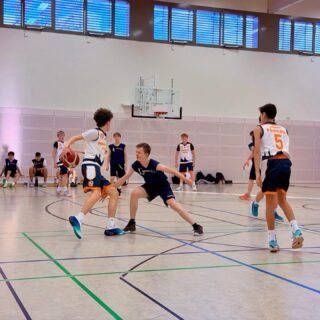 mu14-1
Am Sonntagabend war unsere u14-1 mit dem Topspiel der Rückrunde dran und empfing die Jungs von BASS.  Wir starteten gut ins Spiel und konnten uns früh eine kleine Führung erarbeiten. Der Ball wurde flüssig bewegt und es wurde auch mal wieder richtig in der Defense geackert. 
In der Folge konnten wir mit einem 42-30 in die Pause gehen. Die zweite Halbzeit war nicht mehr ganz so deutlich, ging aber trotzdem mit 30-25 an uns.  72-55
Good work