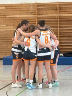 wU18 vs. Dragons Marzahn  Nachdem wir in der Hinrunde 74:26 noch gewonnen haben, sollte es diesmal nicht so einfach werden.  Schon nach den ersten Minuten merkten wir, dass das heute ein Duell auf Augenhöhe wird.
Die Schiedsrichter ließen viel zu, weshalb das Spiel sehr physisch war. Vor allem die #10 von Marzahn machte uns Probleme, größer und physischer als wir alle. Aber wir bissen uns durch. Zur Halbzeit stand es 26:24.  Im 3. Viertel ging dann offensiv nicht viel bei uns und hinten ließen wir zu einfach Punkte zu.
37:37, alles noch drin.  Das 4. Viertel startete mit 2 Fouls unserer größten, physischsten Spielerin. Damit hatte sie 5 Fouls, und wir mussten die letzten 6 Minuten ohne sie kämpfen,
was uns vor allem mental Probleme bereitete.
Aber auch die beste Spielerin bei Marzahn holt sich 2 Offensivfouls und hat damit 4.
2:31 noch zu spielen, Marzahn trifft – 2.
1:54 noch zu spielen, wir treffen zum Ausgleich, und daran sollte sich nichts mehr ändern.
50:50
Wir gehen in die OT.  Wir mussten jetzt Kräfte sammeln, egal von wo, aber so einfach wollten wir uns nicht geschlagen geben. 
Und es war klar: Der, der es jetzt mehr will, wird gewinnen.
Alle geben nochmal ihr Bestes und kämpfen um jeden Ball. Nach 30 Sekunden holt sich die #10 von Marzahn ihr 5. ab.
Gut für uns.  Zwei Minuten vor Schluss der Freiwurf … +4 und 59 Sekunden auf der Uhr … Cut-Pass … Abschluss … drin +6.
Marzahn hat noch einen Angriff, kann aber nicht mehr daraus machen.
Ball rein, über die Mittellinie bringen, Marzahn foult nicht.
Und wir gewinnen +6.  Trotz mentaler Tiefphasen haben wir nie aufgegeben und immer als Team gekämpft - auf dem Feld als auch von der Bank.  56:50