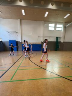 Am Samstag spielte unsere WU12 2 gegen Berliner SC 2, einem Team, das ungefähr auf unserem Niveau ist.  Der Start ins Spiel fiel uns zunächst sehr schwer. Wir wurden förmlich überrannt und hatten in der Offensive kaum Ideen, wenn sich kein Fastbreak ergab. Mit der Zeit wurde es jedoch deutlich besser und bis zur Halbzeit war das Spiel tatsächlich sehr ausgeglichen.  In der Pause war klar, worauf es ankommt: In der Defense mussten wir den Kopf oben behalten und uns gegenseitig besser helfen. Nach mehreren Erinnerungen von außen, hat das dann auch immer besser funktioniert. Auch unsere Einwürfe, bei denen wir uns vorgenommen hatten, sie schnell auszuführen, wurden im Laufe des Spiels deutlich besser umgesetzt.  Am Ende des Spiels war der Sieg zum Greifen nah, was auch etwas Nervosität auslöste. In der entscheidenden Phase fehlte dann das nötige Wurfglück, sodass es am Ende knapp nicht reichte.  Trotzdem war es insgesamt ein sehr gutes Spiel und es war an einigen Stellen toll zu sehen, was die Spielerinnen schon können. 
61:67