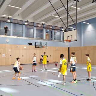 Unsere MU16-2 fuhr dieses Wochenende nach Mitte, um sich mit ALBA 6 zu messen. Nachdem wir im Hinspiel deutlich überrannt worden waren, war allen klar: In diesem Spiel konnten wir nur mithalten, wenn wir von der ersten Minute an mit maximalem Einsatz auftreten und versuchen, den Gegner über Tempo zu schlagen.  Die Jungs waren hochmotiviert und wollten unbedingt ihren dritten Saisonsieg einfahren. Entsprechend starteten sie mit viel Energie und Geschwindigkeit in die Partie. Es wurde um jeden Ball gekämpft, und alle arbeiteten unermüdlich in beide Richtungen.  Das erste Viertel entwickelte sich zu einem intensiven und spannenden Schlagabtausch. Beide Teams spielten mit hohem Tempo, und die Führung wechselte ständig – meist jedoch mit einem kleinen Vorteil für uns. Am Ende des ersten Viertels lagen wir knapp mit 21:20 vorne.  Zu Beginn des zweiten Viertels gelang es uns, kurzzeitig einen Vorsprung von elf Punkten herauszuspielen. Doch ALBA reagierte schnell und kämpfte sich wieder heran. Bis zum Ende des dritten Viertels blieb das Spiel extrem eng – keine Mannschaft konnte sich mit mehr als drei Punkten einen klaren Vorteil erarbeiten.  Dann folgte jedoch eine schwierige Phase für uns. Durch nachlassende Konzentration und einige einfache Fehler erlaubten wir ALBA, sich auf neun Punkte abzusetzen. Doch die Jungs erinnerten sich an ihr Ziel vor Spielbeginn: Aufgeben war keine Option. Mit viel Einsatz und Teamgeist arbeiteten sie sich Punkt für Punkt zurück und übernahmen zu Beginn des letzten Spielabschnitts wieder die Führung.  Bis etwa vier Minuten vor Schluss blieb die Partie völlig offen. In dieser Phase trafen wir die besseren Entscheidungen im Angriff und schafften es gleichzeitig, wichtige Fouls zu ziehen. In der Crunchtime behielten wir schließlich die Kontrolle über das Spiel. Auch wenn wir von der Freiwurflinie nicht immer sicher waren, ließ sich die Mannschaft den Vorsprung nicht mehr nehmen.  Am Ende stand ein verdienter und hart erkämpfter Sieg.  Endstand: 75:70