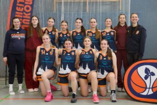 Top4 wu16
21./22.3.2026 Am vergangenen Wochenende trat unsere wu16-1 im Finalturnier um die Berliner Meisterschaft an.
Wir wussten von Beginn an, dass dies ein schweres Turnier werden würden. Zum einen trafen wir als Viertplatzierte der Hauptrunde auf starke Gegner, allen voran ALBA 1, gegen die wir aufgrund von Personalproblemen kein einziges Mal in der Saison spielen konnten, zum anderen mussten wir auf viele Spielerinnen der wu14 verzichten, die bisher eine große Unterstützung gewesen waren. Im Halbfinale trafen wir auf Tabellenprimus ALBA 1. Wir starteten konzentriert ins Spiel und konnten sogar mithalten. Da wir wegen des kleinen Kaders jedoch viel wechseln mussten und immer wieder kleine Verletzungen auch diesen Plan durcheinander brachten, war der Bruch im Spiel unvermeidlich. Vor allem der Druck im Rückfeld am Ball bereitete uns Probleme und ließ uns nur selten in unser Spiel finden. Die Mädels stemmten sich zwar mit allem dagegen, was in ihnen steckte, doch die Kräfte schwanden zusehends. In der Defense oft ein Schritt zu langsam, lief uns ALBA immer mehr davon. Das 38:96 war am Ende leider unvermeidbar. Am Sonntag trafen wir dann auf ALBA 2. Der jüngere Jahrgang, aber ähnliches Bild. An anderen Tagen würde das Spiel sicherlich anders ausgehen, doch die mentale und körperliche Vorbelastung, ließ uns erneut nicht in unser Spiel finden. Das 2. Viertel konnten wir zwar ausgeglichen gestalten, insgesamt schafften wir es aber zu selten die vorhandenen Versuche und Möglichkeiten zu verwandeln. Unter solchen Voraussetzungen entstehen dann leider immer wieder Fehler, die uns sonst nicht passieren, was zusätzlich zermürbend ist.
Nichtsdestotrotz gehen wir beim Endstand 50:92 mit erhobenen Hauptes vom Feld. Eine vom Verletzungspech verseuchte Saison geht mit dem 4. Platz der Berliner Oberliga trotz alledem erfolgreich zu Ende. Für die wu16-1 spielten:
Amelie, Lotti, Greta, Hella, Jari, Karo, Leo, Lori, Lotta, Loubna, Luise, Luzie, Malin, Maggie, Mathi, Tildi, Mette, Paula, Pheline Wir sind stolz auf euch. Laura & Peti
💙🧡