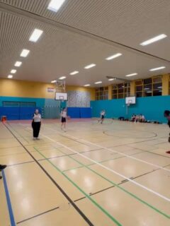 Unsere Herren 2 spielte am vergangenen Sonntag Abend in der Kreisliga gegen BC Aska 2. Unser Ziel war es von Anfang an viel Druck auf den Ball auszuüben und viel über Transition zu scoren. Dies klappte anfangs sehr gut und wir starteten mit einem 10:0 Run. Danach stellten unsere Gegner auf Zone um, womit wir uns anfangs schwer taten. Unsere Intensität ließ mit Verlaufe der ersten Hälfte ebenfalls nach, wodurch wir nicht mehr zu einfachen Punkten über Transition kamen. 26:35 (für uns) zur Pause.
In der 2. Halbzeit drehten wir dann auf. Wir schafften es gegen die Zone immer den freien Mann zu finden und konnten durch einen Dreierregen uns immer mehr Absetzen. Auch unsere Intensität in der Defense hat wieder zugenommen, wodurch es wenig einfache Punkte für unsere Gegner gab. Es kam schnell zu einer 20-Punkte Führung. Die konnten wir bis zum Ende des Spiels halten. Entstand: 53:73 für Pankow.