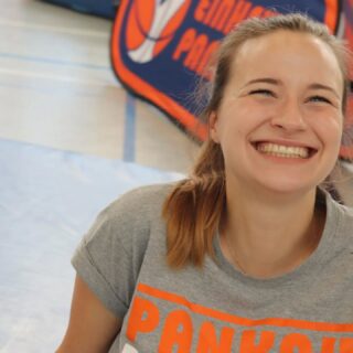 Mit dem Ende der wu16 Oberliga Saison verabschieden wir uns (hoffentlich nur vorerst) von Laura, die sich nun erstmal ihrer neue Coachingrolle als Mama widmet. Laura ist seit 2017 Teil unserer Trainercrew. Sie betreute zunächst das Eltern-Kind-Turnen und Ballbinis, bis sie unsere ersten gemischten Mädchengruppen übernahm und mit ihnen den Spielbetrieb in der wu10, wu12 und wu16 startete. Zwischenzeitlich coachte sie auch die wu14, bis sie nun in den letzten Jahren hauptsächlich die wu16 trainierte, die sie ab der Saison 2023/24 in die Oberliga führte und in den letzten zwei Saisons sogar ins TOP4. Liebe Laura, wir danken für deinen unermüdlichen Einsatz, deine Zeit, deine gute Laune, deine Empathie und deine aufgeschlossene Art.
Nicht nur Peti wird dich vermissen 😘 #einheitpankowbasketball #girlscoach