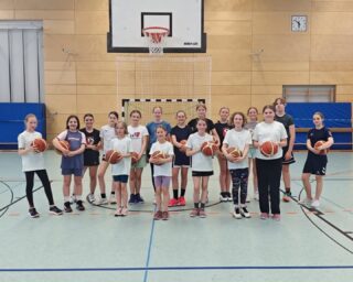 AKTIONSWOCHE MÄDCHEN* BASKETBALL  Am Freitag fand auch bei uns in Pankow der Basketball-Aktionstag statt.
10 Mädels kamen zu uns in die Fritz-Reuter-Str. um gemeinsam mit der wu14 im Training sich in allerlei Spielen und Challenges auszuprobieren. Mit viel Spaß und Motivation waren alle dabei und haben so erste Erfahrungen im Basketball gesammelt.  @berliner_basketball_verband  #pankowbasketball #pankowergirls #berlinbasketball