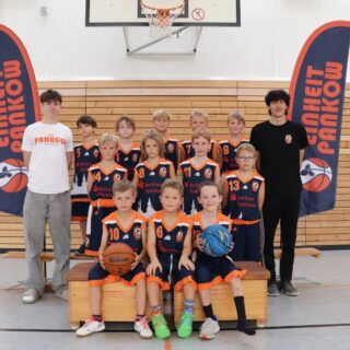 Saisonbericht mu9  Die Saison der mu9 stand ganz im Zeichen der Entwicklung, des Lernens und des Teamgeists. In diesem Jahr haben wir bewusst ohne feste Einteilung in zwei verschiedenen Ligen gespielt, sodass alle Spieler die Möglichkeit hatten, sich auf unterschiedlichen Niveaus auszuprobieren und wertvolle Erfahrungen zu sammeln.
Dabei stand vor allem die individuelle und gemeinsame Weiterentwicklung im Vordergrund. Über die gesamte Saison hinweg konnten wir große Fortschritte beobachten – sowohl basketballerisch als auch im Zusammenspiel auf und neben dem Feld. Besonders im Verlauf der Saison ist es uns immer besser gelungen, den Ball schnell nach vorne zu bewegen und unser Umschaltspiel zu verbessern. Auch im 1-gegen-1 haben die Jungs deutliche Fortschritte gemacht und mehr Selbstvertrauen entwickelt, mutig am Korb abzuschließen.
Besonders erfreulich war die positive Entwicklung des Teamgeists. Von Spiel zu Spiel wurde sichtbar, wie sehr unsere Jungs zusammengewachsen sind, sich gegenseitig motiviert und gemeinsam Herausforderungen gemeistert haben. Der Einsatz im Training und bei den Spielen war immer groß, und alle Kinder haben mit viel Freude und Begeisterung Basketball gespielt.
Caleb und mir hat die Saison viel Spaß bereitet und wir freuen uns, die Jungs in Zukunft als Zuschauer zu supporten!
