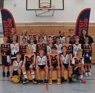 Saisonbericht mu10 Für unsere beiden MU10-Teams geht eine aufregende Saison zu Ende. Zu Beginn der Saison haben wir uns gemeinsam das Ziel gesetzt, eine der positivsten und kreativsten Trainingsgruppen in Berlin zu sein. Dieses Ziel haben wir im Laufe der Saison erreicht. Wie bei all unseren Mini-Teams standen auch in diesem Jahr sowohl die sportliche als auch die persönliche Entwicklung der Kinder im Fokus. In beiden Bereichen konnten wir als Trainer bei allen Kindern enorme Fortschritte beobachten. Unsere offene und freundliche Trainingsgruppe hat viele Anfänger aufgenommen, die schnell zu wichtigen Mitgliedern des Teams geworden sind und sich von Anfang an eingebracht haben. Sportlich war unser Ziel, Schritt für Schritt gezielteren Basketball zu spielen und mithilfe bestimmter Prinzipien einen kreativen, aber gleichzeitig strukturierteren Spielstil kennenzulernen. Die Jungs haben dabei große Fortschritte gemacht, und es macht unglaublich viel Spaß, ihnen beim Basketballspielen zuzusehen. Besonders stolz sind wir darauf, wie sehr wir als Team zusammengewachsen sind. Gemeinsam haben wir die Höhen und Tiefen der Saison erlebt und gemeistert. Nun blicken wir voller Vorfreude auf die kommende Saison und freuen uns darauf, gemeinsam mit den Jungs die Welt des Basketballs weiter zu entdecken!