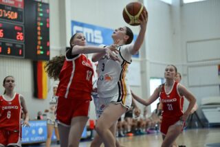Sie werden so schnell groß. 🥲
Nach der Nominierung für das u15 DBB Leistungscamp im April wurde Tildi nun auch zum wu16 Nachwuchskader-Lehrgang inklusive dreier Länderspiele gegen Tschechien eingeladen.
Die Maßnahme fand letzte Woche in Klatovy statt. Als eine von drei Berlinerinnen (+ 1x Brandenburg/ @lokbernau 🙌) trainierte sie die ersten Tage gemeinsam mit Kaderspielerinnen anderer Landesverbände, um sich auf die anschließenden Länderspiele vorzubereiten.
In den physischen Spielen überzeugte sie mit exzellenter Defense, einer guten Übersicht mit Blick für ihr Team, machte auch selbst 8-9 Punkte pro Spiel und wurde in Spiel 2 und 3 sogar als Starterin aufgestellt.
Das erste Spiel ging mit -7 Punkte knapp verloren. Wohingegen die anderen beiden Spiele mit 70:43 und 72:37 deutlich an die @dbb_basketball -Auswahl gingen. Wir gratulieren Tildi ❤️-lich zu diesem Erfolg
@mathilda13bln Fotos @milosplacek #pankowergirls #pankowbasketball #einheitpankowbasketball #einteameinheitpankow