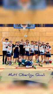 OL-Quali MU14-1 Am vergangenen Freitagnachmittag traf sich unsere MU14-1 mit gewohnt guter Laune vor der Max-Schmeling-Halle. Das Ziel der Jungs war klar formuliert: Mit viel Energie und Fokus die Qualifikation für die Oberliga schaffen! Als erster Gegner wartete Pfeffersport auf uns. Dieses Spiel konnten die Jungs klar für sich entscheiden. Direkt im Anschluss kam schon die erste schwierige Aufgabe: und zwar die Löwen aus Moabit. Das Spiel war ein echter Fight, bei dem sich kein Team etwas schenkte. Am Ende konnten sich unsere Jungs aber durch ihre Physis und viele wichtige Stopps behaupten und machten damit schon verfrüht den Gruppensieg fest. Am Samstag starteten wir morgens mit einem deutlichen Sieg gegen TuSLi 3 und blickten voller Erwartung auf das erste Playoff-Spiel (Erster gegen Erster) um die direkte Oberligaqualifikation. Der Gegner sollte Lichtenrade heißen. Die Jungs nutzten die lange Pause, um sich zu stärken und versuchten auch, sich etwas im Park auszuruhen (das gelang eher mittelmäßig 😉). Um 15 Uhr war es dann endlich so weit! Mit extremen Pankow-Support im Rücken (danke an alle fürs Kommen!) spielten die Jungs eine intensive und defensivstarke erste Halbzeit, in welcher der offensive Knoten allerdings noch nicht wirklich platzen wollte (Halbzeitstand +1). Der Moment war für die Jungs aber kein bisschen zu groß und nach der kurzen Unterbrechung passte auf einmal alles zusammen: Wir kontrollierten die Rebounds, sammelten Ballgewinn nach Ballgewinn und auch die Abschlüsse fanden ihren Weg in den Korb. Die zweite Halbzeit ging mit 25:10 an uns – und da war das Ding! Das erste männliche U14-Team mit der direkten Oberligaqualifikation in der noch jungen Pankower Geschichte und viele richtig stolze Jungs! Im weiteren, für uns ehrlicherweise eher zweitrangigen Turnierverlauf konnte man noch eine knappe Niederlage gegen den späteren Turniersieger TuSLi, einen knappen Sieg gegen die Freibeuter und am Ende eine Niederlage gegen BGZ verbuchen. Schlussendlich landete das Team auf dem 6. Platz – also ganze sechs Plätze höher als der anvisierte 12. Platz, welcher für die Qualifikation gereicht hätte. Grandiose Leistung, Jungs!