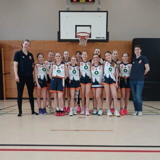 Saisonbericht – wu12-1 Unsere wU12-1-Mädels spielten diese Saison in der Oberliga. Unser Ziel war es, einen von guter Defense und schnellem Umschaltspiel geprägten Basketball zu entwickeln. Das bedeutete viel Arbeit – und vor allem das richtige Mindset.
Wir hatten viele starke Gegnerinnen und spannende Spiele auf Augenhöhe. Dabei konnten alle Mädchen Selbstvertrauen sammeln und sich sportlich weiterentwickeln. Besonders schön war zu sehen, wie sich jede Einzelne mehr und mehr getraut hat, Gelerntes im Spiel anzuwenden und ihre Stärken einzubringen.
Noch wichtiger: Die Gruppe ist als Team zusammengewachsen. Gegenseitige Unterstützung, hilfreiche Hinweise, das Feiern der Mitspielerin und ganz viel gemeinsamer Spaß – genau so macht Teamsport Sinn. 😊
Zum Abschluss stand das große u12-Saisonfinale an. Mit etwas Verletzungspech mussten wir uns im Halbfinale leider BASS geschlagen geben.
Wir können stolz sein: auf unseren Einsatz, unsere Entwicklung und darauf, wie wir miteinander und voneinander gelernt haben. Danke für eine tolle Saison! 🏀💙 Danke auch an alle Eltern, für Fahrdienste, Kampfgerichte, mentale Unterstützung und für eure positive Stimmung bei den Spielen! Ein Team – Einheit Pankow. #pankowergirls #einheitpankowbasketball ##playlikeagirl