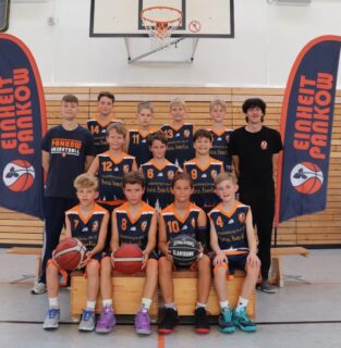 Saisonbericht mu11  Viele unserer 2015er-Jungs sind trotz ihres jungen Alters schon ganz schön erfahrene Basketballer und spielen teilweise schon seit der U9 im Einheit-Pankow-Trikot. Auf diesem Weg konnten schon viele tolle Erfahrungen gesammelt werden – seien es Turniere in Berlin oder Heidelberg, spannende Spiele am Wochenende oder auch Teamfeste im Schlosspark. Dementsprechend groß war auch dieses Jahr die Vorfreude auf die neue Saison.  Dieses Jahr gab es zwei große Änderungen: Zum einen wurde das erste Mal die Trainingsgruppe in A und F unterteilt, außerdem fing es mit dem Punkte zählen an – dieses Jahr noch im italienischen Modus (der Score wird nach jedem Achtel auf 0:0 zurückgesetzt). Die Jungs ließen sich davon aber kaum verunsichern, starteten super in die Hinrunde und konnten viele Achtel für sich entscheiden.  Nach kurzer Zeit kam dann auch schon das erste Highlight der Saison: Wir nahmen mit zwei aufgeteilten Teams am Berlin-Turnier teil, bei dem nahezu alle anderen Berliner Teams vertreten waren. Eins der beiden Teams konnte sogar den 5. Platz erreichen! Auch die weitere Hinrunde war sehr spaßig und so erfolgreich, dass die F-Mannschaft die Rückrunde sogar in der F1-Liga verbringen durfte. Dort warteten dann zwar sehr lange Auswärtsfahrten und schwierige Spiele gegen starke Gegner auf die Jungs, trotzdem begeisterten sie jedes Wochenende Eltern und Trainer durch Kampfgeist und Energie. Auch die A-Mannschaft legte währenddessen eine tolle Entwicklung hin und nahm viele neue Basketballanfänger freundlich auf.  Nun freuen wir uns sehr, dass wir nächstes Jahr sogar mit drei U12-Mannschaften an den Start gehen können. Auch ein Ziel ist schon klar formuliert: die Qualifikation zur U12-Endrunde im nächsten Sommer!