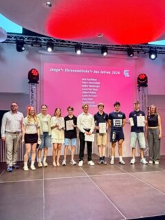 Ehrungveranstaltung GRATIA 2026  Die Sportjugend Berlin würdigt mit ihrer Ehrungsveranstaltung jährlich herausragendes ehrenamtliches Engagement für langjährige Verdienste sowie junge ehrenamtlich Engagierte im Kinder- und Jugendsport.  Mit dabei unsere mittlerweile langjährigen Trainerinnen Lina und Lili, sowie Justin. Auch Josh wurde ausgezeichnet, konnte aber aufgrund der mu18 Quali nicht anwesend sein.
🙏 Mit der Nominierung wollen auch wir als Verein uns für das Engagement bedanken, ohne dass vieles gar nicht möglich wäre. 💙🧡  Die Anerkennung von freiwilligem Engagement im Kinder- und Jugendsport hat für die Sportjugend Berlin seit vielen Jahren einen hohen Stellenwert. Besonders im Fokus stehen dabei junge ehrenamtlich Engagierte.
Im Rahmen der jährlich stattfindenden Ehrungsveranstaltung GRATIA wurden im Jahr 2026 insgesamt 28 junge Menschen als „Junge Ehrenamtliche des Jahres“ ausgezeichnet. Diese Würdigung richtet sich an Engagierte bis 27 Jahre, die ihre ersten Erfahrungen als Helfende, Betreuende oder Übungsleitende im Kinder- und Jugendsport gesammelt haben.  #einheitpankowbasketball