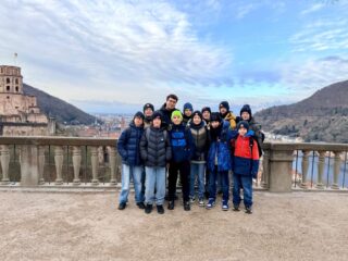 Saisonbericht mU12-1  Bei unseren 14er-Jungs ist im letzten Jahr ordentlich was los gewesen!  Es gab viele Höhen, es gab Tiefen und es gab sehr, sehr viele blaue Flecken, an die wir uns erstmal gewöhnen mussten. 🙂  Wie wir, wann genau, in der mU12OL gespielt haben, interessiert hier eh keinen. 
Deswegen solls hier um was anderes gehen: Unser Team  Ich bin sehr stolz darauf, was ihr im letzten Jahr gemeinsam geleistet habt und vor allem darauf, WIE ihr das gemeinsam getan habt!  Ich war mit diesen Jungs in unzähligen Hallen in Berlin und teilw. Brandenburg, 5 Tage lang beim unfassbar tollen New Years Cup in Heidelberg (@kirchheim_basketball), hab diese Jungs beim Osterturnier in Wien beobachten dürfen und hab mir dann mit ihnen noch den Dreierpack aus Endrunde u12 + Vorbereitungsturnier und Qualifikation u14 mit ihnen gegeben.  Man kann und will von einer u12 nicht erwarten, dass jeder immer nur für das Team und das „Große Ganze“ spielt, dass immer alles klappt, dass man als Team immer körperlich mithalten kann oder dass man immer eine Lösung für ein spielerisches Problem parat hat.  Ich finde es aber unglaublich wie ihr gemeinsam für diese Lösungen zu kämpfen gelernt habt. 
Wie ihr für einander brüllt, kämpft und leidet! Wie ihr das Gefühl der „Einheit“ und der Gemeinschaft allen Leuten eures Teams gebt!
Und wie ihr es in der Rückrunde und auch diesen Sommer geschafft habt, nach immer mal ausbaufähigen Leistungen, auch mit dem Ausbau anzufangen. Denn darauf kommt es an!  Ich bin unfassbar gerne euer Trainer
Euer Paul  PS1: Ein riesiger Dank gebührt allen, die an diesem Jahr mitgewirkt haben, allen voran aber meinen u12 Kollegen TRISTAN, MAX und LENNY, sowie meinem u13-Kollegen TIMO! Ohne euch, wäre das alles nichts.  PS2: Wir waren aber auch durchaus stolz auf unsere Platzierungen!
Ganz besonders hier drauf:
7. Platz Endrunde mu12  Pankow heißt Ballern 🧡💙