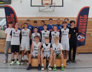 Saisonbericht mu14-2/3  Letzten Herbst startete eine große Trainingsgruppe die sowohl Landesliga als auch Bezirksliga spielte in eine aufregende Saison. Das Team bestand aus erfahrenen u14ern aber auch engagierten u13ern und u12ern, was für alle ganz neu war. 
Das führte unter anderem dazu, dass wir oftmals gegen ältere und größere Gegner spielen sollten. 
Gerade am Anfang fiel es uns recht schwer, gegen körperliche Teams dagegen zu halten und unsere Stärken auszuspielen. Wir bekamen es aber über das Jahr hinweg immer besser hin, unsere Stärke von Tempo und intensiver Defense auszuspielen. Das brachte uns in der Bezirksliga über die ganze Saison hinweg viele tolle Spiele mit einigen Siegen. 
In der Landesliga fiel uns gerade in der Hinrunde das schnelle Spiel sehr schwer, in der Rückrunde haben wir das Ruder rumgedreht und selbst ein paar Teams überrannt. Vor allem sind wir aber als Teammates gewachsen und trotz einiger Rückschläge immer ein tolles Team gewesen.
Durch unseren Teamgeist und Einsatz erkämpften wir uns in der Landesliga einen 7. Platz und in der Bezirksliga Platz 1.  Diese Saison voller Höhen und Tiefen ist nun vorbei und einige Jungs trifft man bald in den U14 Oberligen und Landesligen, andere schon in der u16!