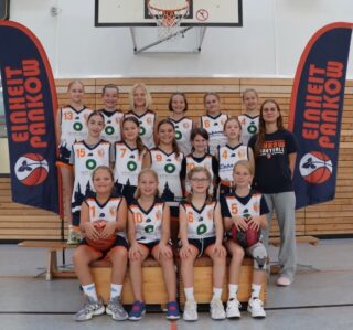 Saisonbericht wu12 2  Die WU12 2 spielte in der vergangenen Saison in der Bezirksliga. Die Hinrunde war geprägt von einem Wechsel aus herausfordernden Spielen und solchen, in denen Selbstbewusstsein gesammelt werden konnte. Vor allem gegen stärkere Gegnerinnen zeigte sich, dass es noch schwerfiel, ein höheres Spieltempo mitzugehen. Dies konnte im Laufe der Saison verbessert werden: Es wurde schneller in die Verteidigung umgeschaltet, Einwürfe wurden schneller ausgeführt und im Fastbreak wurden gute Passmöglichkeiten gesehen und angespielt.  Auch wenn es in der Rückrunde leider nicht mit Siegen belohnt wurde, haben sich so alle Spielerinnen als Team und individuell gut entwickelt. Gleichzeitig konnten neue Spielerinnen gut integriert werden und auch diese ihre Erfolgserlebnisse in den Spielen sammeln.  Hervorzuheben sind unter anderem das Hinspiel gegen die BC Lions Moabit, bei dem nach kurzen Anfangsschwierigkeiten das Team in einen offensiven Flow gekommen ist und ein tolles Zusammenspiel gezeigt hat, sowie das Rückspiel gegen den Berliner SC 2, das bis zum Ende ein hochintensives, knapp umkämpftes Spiel war. Auch wenn dieses mit sechs Punkten verloren ging, zeigte es sehr gut die Entwicklung der Mannschaft, vor allem in Bezug auf das Umschalten nach Ballgewinn.