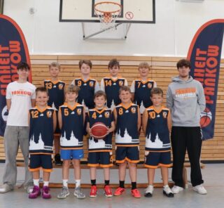 Saisonbericht u12 2  Die U12-2 blickt auf eine abwechslungsreiche Saison in der Landesliga zurück. Das Team bestand überwiegend aus Spielern des Jahrgangs 2014, wurde aber über die gesamte Saison hinweg von unserer U11 (Jahrgang 2015) unterstützt. Dadurch konnten auch die jüngeren Spieler früh wertvolle Erfahrungen auf einem höheren Niveau und vor allem gegen körperliche überlegene Jungs sammeln.  Der Saisonstart verlief äußerst erfolgreich.
Wir legten einen 3-0 Start hin, bei dem wir unseren Gegnern kaum eine Chance ließen. Besonders unser schnelles Umschaltspiel war eine große Stärke.  Nach den Herbstferien verloren wir jedoch etwas den Faden. Unsere Trainings- und Spielintensität ließ nach, was sich auch in den Leistungen auf dem Feld zeigte. Hinzu kamen mehrere verletzungs- und krankheitsbedingte Ausfälle, wodurch wir viele Spiele nur mit weniger als 7 Spielern antraten. Bis Neujahr  mussten wir einige klare Niederlagen hinnehmen.  Die Mannschaft ließ sich davon jedoch nicht entmutigen. Mit zunehmender Trainingsintensität und großem Einsatz arbeiteten wir uns Schritt für Schritt zurück. Gegen Ende der Saison traten wir wieder deutlich intensiver und energischer auf und konnten dadurch wieder als Sieger vom Platz gehen.  Auch wenn die Ergebnisse im Saisonverlauf schwankten, hat das Team wichtige Fortschritte gemacht. Die Spieler haben gelernt, mit schwierigen Phasen umzugehen und dass man ohne Intensität keine Spiele gewinnen kann😉. Besonders erfreulich war die Entwicklung der jüngeren Spieler, die wertvolle Erfahrungen sammeln konnten und sich im Laufe der Saison sichtbar steigerten.