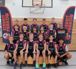 Saisonbericht mu14-4 
Unsere mu14-4 hat die letzte Saison mit einem guten 3. Platz beendet und es wäre sogar noch mehr möglich gewesen…
Das Nachwuchs-Team mit vielen Spielern, die ihre ersten Schritte auf dem Basketballfeld absolvierten, hat sich bei den ersten Spielen erstmal durchkämpfen müssen. Viele Dinge, die im Training schon recht gut funktionierten, konnten auf dem Spielfeld leider noch nicht umgesetzt werden, da fehlte einfach verständlicherweise die Routine. So gingen dann die ersten beiden Spiele auch gleich verloren. Das nächste Spiel gegen Neukölln brachte dann den ersehnten ersten Sieg und der Jubel war groß.
Es folgte eine längere Siegesserie und wir kletterten die Tabelle immer weiter nach oben. Auch die Jungs waren nun ganz enthusiastisch und wussten manchmal besser als ihr Trainer wo der nächste Gegner platziert war.
Über die gesamte Saison hinweg hat es die Mannschaft immer geschafft sich zu steigern, insbesondere das Spacing, die Transition und vor allem die Verteidigung wurde erheblich besser und die Anweisungen von außen konnten langsam weniger werden.
Am Ende der Spielzeit haben wir gegen jedes Team mindestens einmal gewonnen, leider aber den direkten Vergleich mit Neukölln und Pfeffersport jeweils knapp verloren.
Trotzdem eine tolle Saison mit tollen Jungs und jeder Menge Spaß und Freude.
