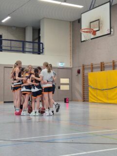 Saisonbericht wu16-2  Die wu16-2 war diese Saison unser "Farmteam": ein Mix aus u14 und u16 mit unterschiedlichsten Erfahrungsleveln fand sich Wochenende für Wochenende zusammen, um sich den verschiedensten Herausforderungen zu stellen. Die größte dabei war, dass die Mädels in dieser Konstellation eigentlich nie zusammen trainierten und sich quasi nur an den Wochenenden kennenlernen konnten. Um so schöner war es  zu sehen, wie über die Zeit ein Teamgefühl entstand, die Mädels sich miteinander freuten und für einander spielten.🥰  Je nach Zusammenstellung des Kaders stellten sich manche Spiele schwieriger dar als andere. Besonders die Guard-Position stellte sich, nicht verwunderlich, als Schlüsselposition heraus: konnte der Ball sicher ins Vorfeld gebracht werden, oder liefen wir viele Fastbreaks, wandelte sich der Spielstand schnell zu unseren Gunsten. Ein anderer Schlüsselfaktor war die "physicality": konnten wir diese sowohl offensiv als auch defensiv auf das Parkett bringen, taten sich viele Gegner schwer. Das ist leider leichter gesagt, als getan, so war es nicht verwunderlich, dass es auch oft genug genau andersrum lief und wir uns nicht trauten in den Kontakt zu gehen.  Von 16 gespielten Spielen gingen nur 11 in die Wertung ein, da während der Saison 2 Vereine ihre Mannschaft zurück zogen und KSV Ajax "außer Konkurrenz" spielte. So oder so ist der 4. Tabellenplatz vor allem auch unter diesen Bedingungen ein starkes Ergebnis, auf das alle Beteiligten stolz sein können. 💪  Im Stammkader der wu16-2 spielten: Jouli, Greta, Karla, Karo, Pheline, Malin, Romina, Paulien, Juno, Emma, Zelda, Annabell, Hella, Hannah, Ami, Amelie  #einheitpankowbasketball