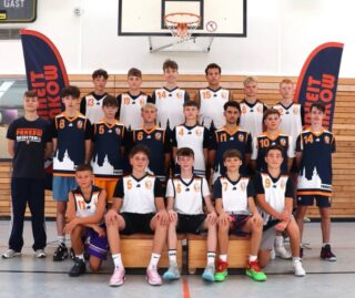 Saisonbericht mU16-3  In der vergangenen Saison spielte die mU16-3 in der neuen Kreisliga. Wir mussten dieses Jahr ein paar richtig harte Brocken schlucken – die Spiele gegen die Lions Moabit oder Neukölln haben uns deutlich gezeigt, wo unsere Grenzen lagen. Doch niemand hat den Kopf hängen lassen. Dafür wurden wir belohnt.  Ein echtes Ausrufezeichen war das furiose 90:39 gegen die Berlin Baskets.  Nervenstärke gab es beim knappen 56:53-Sieg gegen die Berlin Tigers. Hier haben wir das Spiel nach der Halbzeit gedreht und am Ende die besseren Nerven bewiesen.  Das 83:44 gegen Lichtenrade hat einfach nur Spaß gemacht.  Es war ein echtes Auf und Ab. Am Ende stehen 5 Siege und 9 Niederlagen auf dem Konto. Zm Ende hin war etwas die Luft raus. Da haben wir zwei Spiele zu leicht abgegeben. Am Ende wurde es Platz 3 in der Tabelle. Solide.