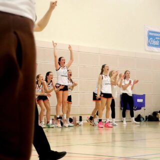 Saisonbericht wu14-1  Was eine Saison! "Nach der Saison ist vor der Saison." Der Spruch war 2025 nicht nur eine Floskel. Nach dem letzten Top4 im März hatten wir nur kurz Zeit die 2013er wieder im Team ankommen zu lassen, bevor es beim BASS-Cup in die erste Vorbereitung ging. Bei dem Turnier fehlten viele Leistungsträger, was eine gute Möglichkeit bat, zu schauen, woran wir mit der "2. Fünf" arbeiten mussten. Wir beendeten dieses erste Turnier erfolgreich auf dem 3. Platz.  Zwei Wochen später dann der erste Härtetest: der Hermut-Weber-Cup, der explizit als Leistungsturnier ausgeschrieben ist, sodass wir hier einen echten Test für die OL-Quali bekamen. Sicherlich war die Platzierung am Ende eher zweitrangig, dennoch haben wir uns über den 3. Platz und das damit sehr gute Ergebnis gefreut.  Nur 3 Wochen später dann das nächste große Turnier. Und das auch noch in heimischen Hallen: wir luden zur Wu14-OL-Quali ein. Nach zwei langen heißen Tagen, die ohne unsere Helfer:innen, und vor allem wu14-Eltern nicht möglich gewesen wären, beendeten wir auch dieses Turnier auf dem 3. Platz. Das wichtigste aber war, dass wir 2025/26 wieder in der OL spielen würden.  Nach den Sommerferien ging dann die Hauptrunde los. Das ganz klare Ziel: zur Rückrunde in die OL 1 kommen, um sich da für das Top4 zu qualifizieren. Mit 2 knappen Niederlagen gegen BASS nach insgesamt 10 Spielen landeten wir auf dem 2. Platz und konnten so hinter das erste Ziel einen Haken setzen. 
In der OL1 spielte noch mal jeder gegen jeden. Mit nur einer weiteren Niederlage - wieder gegen BASS - zogen wir ins Top4 um die Berliner Meisterschaft ein.  Im Halbfinale ging es gegen ALBA. Ein deutlicher Sieg katapultiere uns ins Finale und somit in die Ostdeutsche Meisterschaft. Verletzungsbedingt konnten wir BASS auf dem Parkett nur teilweise Einhalt gebieten. Aufgrund administrativer Fehler wurde uns im Nachhinein jedoch formal die Berliner Meisterschaft am Grünen Tisch zugesprochen.  Auf das Ausspielen der Ostdeutschen verzichteten wir, da nur noch BASS sich dafür anmeldete und sich somit beide Teams schon für die Norddeutsche qualifiziert hatten.  (Weiter in den Kommentaren...)  #einheitpankowbasketball