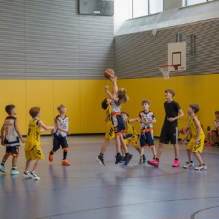 Am Sonntagmorgen ging es für unsere mu10 in der F-Liga gegen ALBA Thomas-Mann. 
Trotz der frühen Uhrzeit starteten die Jungs motiviert und energiegeladen ins Spiel und überranten gerade zu Beginn des Spiels häufig unsere Gegner. Dadurch sammelten wir viele einfache Fastbreak-Korbleger. Doch auch wenn wir mal nicht schnell vorne waren, wurden gute Lösungen gefunden und durch viele tolle Pässe offene Abschlüsse herausgespielt. Kurz vor der Halbzeit wachten dann jedoch unsere Gegner auf und zeigten, wie schnell auch sie spielen können. Im Laufe des Spiels schafften die Jungs es aber, früh ihre Gegenspieler aufzunehmen, sodass wir immer mehr gegnerische Angriffe stoppen konnten. Besonders toll zu sehen war, wie das ganze Spiel über nach Pässen geschaut wurde und die Jungs weiter miteinander gespielt haben, auch wenn immer mal wieder Pässe nicht ganz ihr Ziel gefunden haben. So hatten wir auch am Ende gut herausgespielte Abschlüsse, zu denen jeder Spieler etwas beigetragen hat.