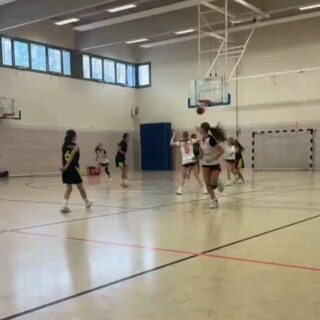 Unsere wU14-1 startete vergangenen Sonntag in die Saison. Wir befinden uns immer noch in der Findungsphase, daher war klar, dass Offensiv vielleicht nicht ganz so viel zusammen laufen wird.
Wir wollten uns daher auf eine aggressive Defense und maximale Intensität konzentrieren. Das gelang uns in der ersten Halbzeit auch sehr gut und wir hielten unsere Gegnerinnen bei nur 8 Punkten! Leider kullerten auch unsere Korbabschlüsse ein ums andere Mal über den Ring, sodass das Spiel sich zu einem echten Lowscoregame entwickelte. In der zweiten Halbzeit gaben wir sehr viele Rebounds ab und auch der Ballvortrag setzte uns unter Stress, sodass im dritten Viertel unser Vorsprung Punkt um Punkt schmolz. Im vierten Viertel fanden wir wieder einen Weg gegen die aggressive Balldefense der Gegnerinnen und konnten so am Ende als Siegerinnen vom Platz gehen.
Für ein erstes Saisonspiel lief am Ende doch erstaunlich viel zusammen. Wir können zufrieden sein und freuen uns auf eine spannende Saison.