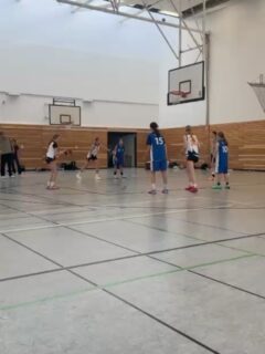 Spielbericht: wU16 BZ  Am Sonntag stand das erste Heimspiel für die Mädels in dieser Saison an.
Nachdem wir uns letzte Woche schon geschlagen geben mussten, sollte das diesmal anders aussehen.  Und schon nach den ersten Minuten war klar, dass wir die bessere Mannschaft waren. So haben teilweise individuelle Qualitäten gereicht, um einfache Punkte zu erzielen. Wir setzten uns aber auch Ziele, um das im Training Gelernte umzusetzen: im Fastbreak außen zu sprinten, unsere Spots schnell zu finden und in der Defense zurückzusprinten, um keine einfachen Punkte zu kassieren.  Auch das wurde im Laufe des Spiels besser und die Mädels hatten immer mehr Spaß am Spielen und schafften es zusätzlich, die Intensität im Spiel nicht ganz abfallen zu lassen. So konnten alle Mädels viel Spielerfahrung sammeln und sich am Ende über einen Sieg freuen.  88:45