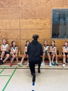 Die wu10 spielte am Samstag gegen ALBA Falkplatz. Gleich von Beginn an waren die Spielerinnen voller Energie und zeigten durch schnelle Einwürfe ihre hohe Einsatzbereitschaft. So entstanden immer wieder schöne Fastbreaks, bei denen die Mädchen im 1:0 oder 2:1 Punkte erzielen konnten. Im Laufe des Spiels fiel dann die Energie etwas ab, was sich vor allem defensiv durch leichte Körbe für die Gegnerinnen zeigte. Jedoch schafften die Spielerinnen es, sich in den letzten Achteln wieder voll zu fokusieren und die Schnellangriffe der Gegnerinnen zu stoppen. 
Insgesamt war das Spiel geprägt von schnellem Umschalten, vielen Abschlüssen am Korb und einem schönen Zusammenspiel.