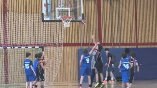 Am letzten Wochenende hatten wir, die mu14-3, unser erstes Auswärtsspiel dieser Saison bei dem Friedenauer TSC. Unser Nachwuchsteam zeigte in den ersten beiden Spielen recht unterschiedliche Leistungen und da man in der Hinrunde die Gegner auch noch nicht kennt, konnte man gespannt sein.
Die Starting-Five hat dann überraschenderweise den Gegner in den ersten Minuten des Spiels völlig überrannt, sehr gut verteidigt und jede Fastbreak-Situation konsequent genutzt. So stand es nach 4 Minuten bereits 14:2 und wir konnten viel wechseln. Spielstand zur Viertelpause war dann 20:12.
Ein ähnliches Bild im 2. Viertel, schneller Ausbau der Führung (14. Minute 29:12) und viele Spieleranteile für alle. Halbzeitstand 35:21.
Bei den vielen Wechseln in der ersten Hälfte stellte sich aber auch heraus, dass es ohne bestimmte Führungsspieler auf dem Feld (noch) nicht so gut funktioniert.
In der zweiten Halbzeit haben wir also etwas anders gewechselt, sodass die Punkteausbeute über die letzten beiden Viertel konstanter verteilt war und auch die Defence insgesamt kompakter stand (49:25 / 67:29).
Erfreulich ist, dass sich die Jungs des jüngeren Jahrgangs schon recht gut integriert haben und einige von ihnen sich auch trauen in den Spielen Verantwortung zu übernehmen. Prima, weiter so…