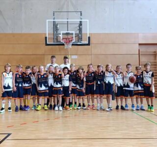 Mu11 beim Berlin Turnier  Beim Berlin Turnier letztes Wochenende spielten zwei Pankower Teams gegen Teams aus ganz Berlin. Spaß und Erfahrung standen hier im Vordergrund. Viele lehrreiche und auch spannende Spiele gab es für alle Kinder. Am meisten sind wir aber darauf stolz, wie doll alle zu einem Team zusammen gewachsen sind und sich gegenseitig angefeuert haben. 
Wir blicken auf ein tolles Wochenende zurück und freuen uns auf mehr mit diesem Team!