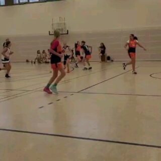 Am frühen Sonntagmorgen startete unsere wu14 2 in der Bezirksliga gegen die Basket Dragons Marzahn. Und wie das morgens nunmal so ist, fehlt uns zu Beginn ganz schön Energie. Unsere Gegnerinnen hingegen starten direkt mit Druck ins Spiel, den wir nicht erwiedern können. So geht das erste Viertel verdient mit 18:4 an Marzahn.
Auch im zweiten Viertel fehlt es uns immer wieder an Hustle und Bock auf den Ball. Aber immerhin finden wir jetzt bessere Lösungen in der Offense und können so wenigstens den 19 zugelassenen Punkten 10 eigene entgegen setzen. 
In der Halbzeitpause setzen wir uns dann das Ziel, endlich aufzuwachen und mit einem Run zu starten. Gesagt getan: Wir holen uns Steals, die wir immer wieder in schnelle, einfache Punkte umwandeln können und spielen endlich so, wie wir es eigentlich können und wollen. Der Rest des Spiels ist insgesamt viel auf und ab, aber die Mädels zeigen immer wieder tolle Ansätze, mit denen wir dann im Training weiter arbeiten können. Das letzte Viertel können wir mit 13:11 letztendlich sogar für uns entscheiden.