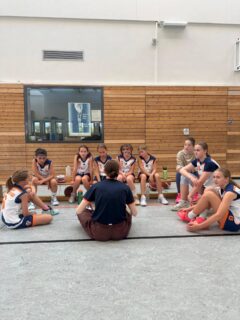 Für die wu12-1 stand am vergangenen Samstag Kondi-Training auf dem Programm. Da wir so kurz vor den Ferien erst unser zweites 2. Spiel spielten, haben wir da großen Nachholbedarf.
Also ideal, dass die kleine Halle wegen eines kaputten Korbes gesperrt ist (Achtung: Witz), so durften wir zu acht auf großem Feld und hohe Körbe spielen. Auch ALBA Gropiusstadt freute sich mit ihren sieben Spielerinnen ... Auch wenn 1, 2 Spielerinnen noch etwas zaghaft sind, können wir unterm Strich vor allem defensiv überzeugen: in der Transition nehmen die Mädels ihre Beine in die Hand, helfen, wo geholfen werden muss, schmeißen sich auf Bälle, wo es was zu klauen gibt. Offensiv schaffen wir es sehr oft unsere Trainingsinhalte -vor allem Spacing- umzusetzen. Die hohen Körbe, auch wenn wir diese durchaus gewohnt sind, erschweren uns jedoch zahlreiche Abschlüsse. Die Hauptsache ist aber, dass viele Entscheidungen und Ideen in die richtige Richtung gehen. Im 6. Achtel schenken wir den Gästen noch mal etwas Hoffnung, da wir mit großem Einsatz quasi jeden Ball wegschmeißen und so gefühlt kein einziges Mal auf unseren Korb werfen, auch wenn wir auf der anderen Seite des Feldes ganz viel richtig machen.
Für die letzten zwei Achtel bekommen wir das Ruder aber wieder herumgerissen und ALBA scheint dann doch mal k.o. zu sein. So können noch mal ordentlich Punkte auf das Konto packen und gewinnen das Spiel verdient: 51:24. #einheitpankow #playlikeagirl #pankowbasketball