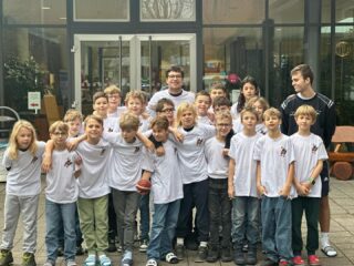 Bevor am Wochenende die Saison wieder volle Kanne weitergeht, durften zwei unserer Teams schonmal wieder reinschnuppern. Mit der mU10 und der mU12 waren wir zum zweiten Mal zum New Years Cup in Heidelberg eingeladen. Beide Teams durften in hochkarätig besetzten Turnieren viele Erfahrungen sammeln und sind stark zusammengewachsen. Abseits der Halle wurden aber auch mal die Altstadt und das Schloss erkundet, richtig abgehangen, sich gegenseitig beim Turnier besucht und Teamworkshops abgehalten. Die mU10 landete auf dem 10. Platz (von 16), die mU12 holte sich einen starken 14. Platz (von 32). Von den Turnieren der beiden Teams erfahrt in den nächsten Tagen nochmal mehr. Ein riesiger Dank an den SGK @kirchheim_basketball für die Einladung und die Organisation des Turniers!